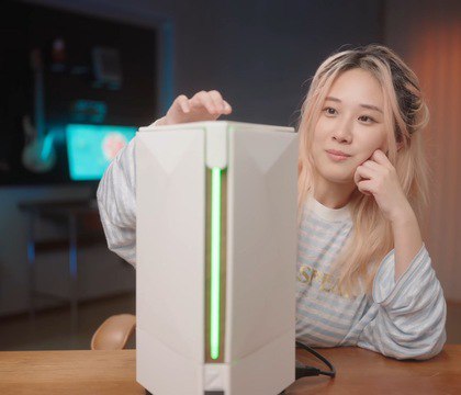 Китайские моддеры объединили PS5 Xbox Series S и Switch 2 в одной консоли Ningtendo PXBOX 5 В Китае энтузиасты создали работоспособный экспериментальный игровой компьютер Ningtendo PXBOX 5 объединяющий сразу три современные консоли в одном корпусе с общими системами питания охлаждения и видеовыходом Канал аппаратного моддинга 小宁子 XNZ представил кастомное устройство совмещающее PlayStation 5 Xbox Series S и Nintendo Switch 2