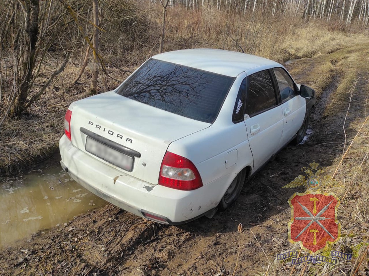 В Туле раскрыта кража автомобиля  В Зареченском округе Тулы полиция раскрыла кражу автомобиля «LADA Priora», о которой сообщил 25-летний житель поселка Обидимо. Машина была похищена прямо от дома на улице Ленина.  В ходе оперативных мероприятий были задержаны два подозреваемых: 37-летний водитель погрузчика и 34-летний комплектовщик, оба ранее судимые. Они признались в краже, и в отношении них возбуждено уголовное дело.  Автомобиль уже возвращен владельцу, а подозреваемым назначена подписка о невыезде.    «Тула №1. Заречье»   Прислать новость / задать вопрос