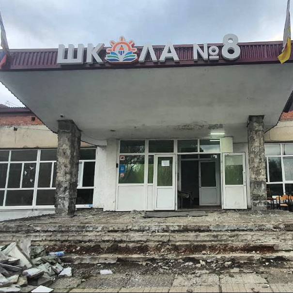 Продолжается капитальный ремонт в школе № 8 имени Казбулата Карсанова. Во владикавказской школе № 8 имени Казбулата Карсанова продолжается капитальный ремонт в рамках национального проекта «Молодёжь и дети». Здание школы было построено в 1975 году. С тех пор капитальный ремонт проводился лишь локально, в отдельных помещениях. Из-за регулярных подтоплений подвала и общего износа конструкций учреждение было включено в федеральную программу капитального ремонта. На данный момент специалисты завершили демонтажные работы на первом и третьем этажах, а также в спортивном и актовом залах. Уже началась установка пластиковых окон, ведётся монтаж новых систем электроснабжения, водоснабжения, отопления и канализации. Как сообщила директор школы Елена Гибизова, после окончания учебного года рабочие приступят к следующему этапу — ремонту оставшихся учебных кабинетов, столовой, фасада и кровли. «В нашей школе обучаются 385 детей. Учебный процесс организован в одну смену. Рабочие трудятся оперативно и качественно», — отметила она. Завершить капитальный ремонт планируется к концу августа.