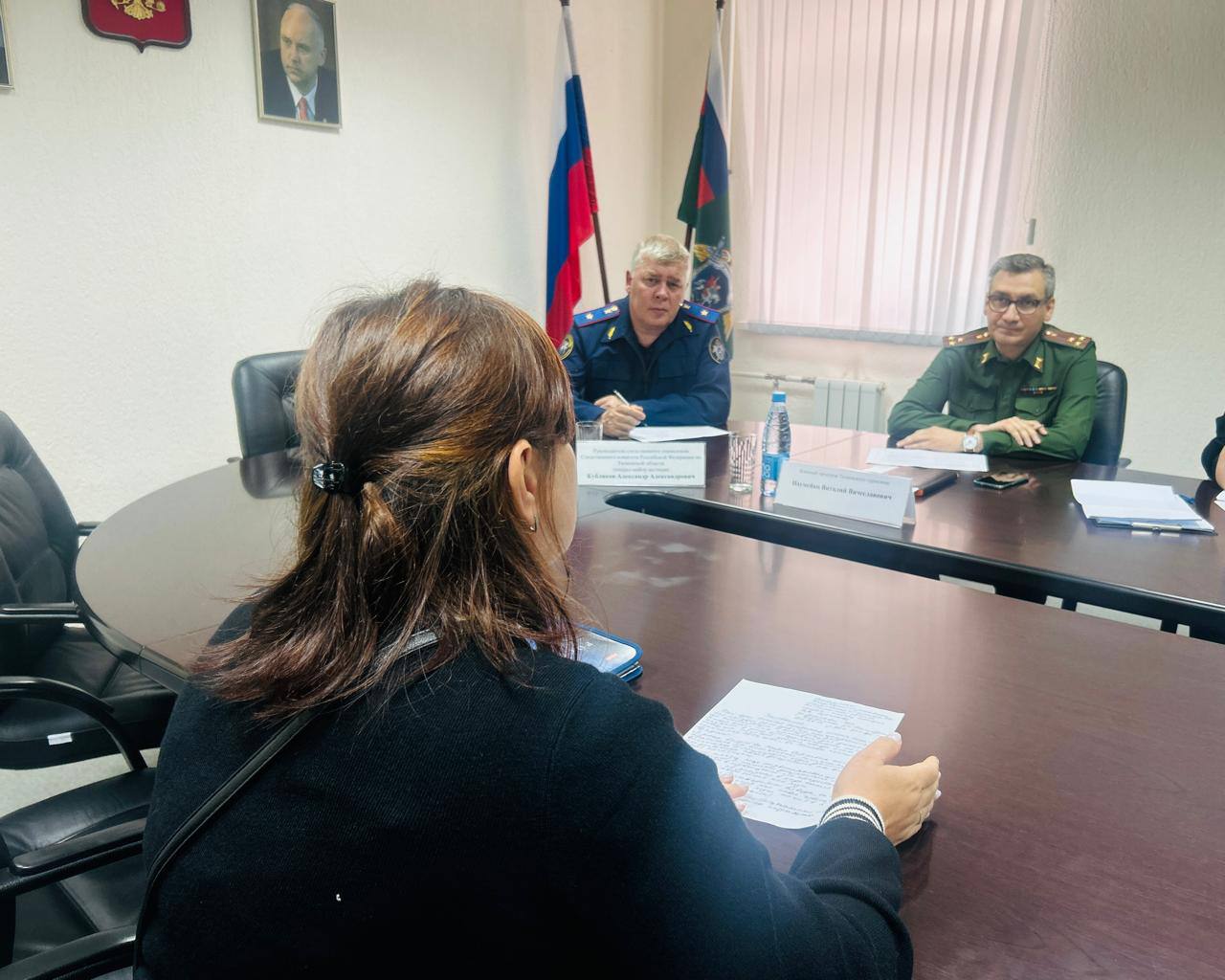 Руководитель СУ СК РФ по Тюменской области Александр Александрович Кубляков провел личный прием участников СВО и членов их семей. В мероприятии приняли участие военный прокурор Тюменского гарнизона Виталий Вячеславович Наумейко, руководитель филиала государственного фонда поддержки участников специальной военной операции «Защитники Отечества» по Тюменской области Динара Сергеевна Поштаренко, начальник отдела по надзору за соблюдением прав и свобод граждан управления по надзору за исполнением федерального законодательства прокуратуры Тюменской области Айдар Сагитович Мусин, заместитель начальника факультета по военно-политической работе Тюменского высшего военно-инженерного командного ордена Кутузова училища имени маршала инженерных войск А.И. Прошлякова Артем Викторович Ярославцев. На прием обратились 13 участников СВО и членов их семей. Вопросы касались содействия в установлении местонахождения родственников, разъяснений по вопросам выплат, получения земельных участков, а также мер социальной поддержки.