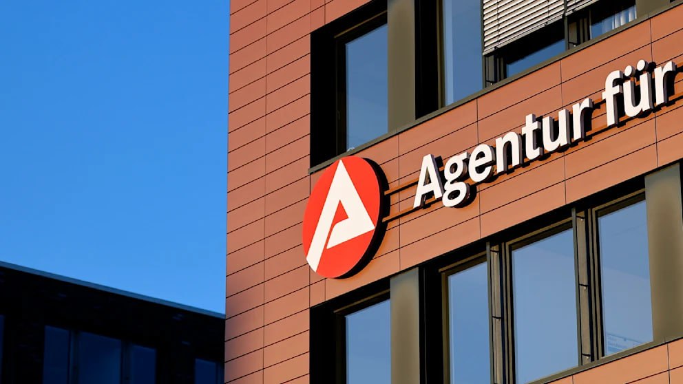 Более половины получателей пособия по безработице в Германии не ищут работу Пособие по безработице Bürgergeld которое скоро будет называться основное обеспечение Grundsicherung предназначено для того чтобы временно помогать людям в сложных жизненных ситуациях Однако новое исследование показало что 57 опрошенных получателей пособия за последние четыре недели не искали работу Большинство опрошенных чаще всего объясняли это психическими или хроническими заболеваниями а также отсутствием подходящих вакансий Четверть участников сообщила что их финансовое положение не улучшилось бы даже если бы они нашли работу По данным фонда Bertelsmann проводившего исследование в Германии сейчас 1 8 млн человек получают Bürgergeld зарегистрированы как безработные и формально считаются трудоспособными Если хронические или психические заболевания не дают реального шанса интегрироваться в рынок труда следует рассмотреть переход из основного обеспечения в более подходящую систему поддержки например социальную помощь или пенсию по утрате трудоспособности заявил эксперт из фонда Тобиас Ортманн Даже среди тех кто активно ищет работу большинство согласно исследованию тратит на это относительно мало времени только 6 уделяют поиску 20 часов и более в неделю 26 тратят на поиск до девяти часов в неделю Эксперт фонда Роман Винк отметил что центрам занятости Jobcenter необходимо менять приоритеты Меньше бюрократии больше трудоустройства Центры занятости должны трудоустраивать людей на подходящие рабочие места BILD Russian