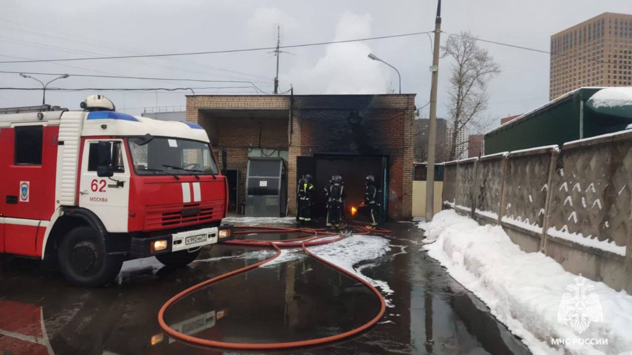 Сотрудники МЧС России ликвидируют пожар на Юго-Востоке Москвы  На Иловайской улице произошло загорание мусора в помещении одноэтажного административного здания.   Пожар тушат 15 сотрудников МЧС России, задействовано 5 единиц техники.   Сведений о пострадавших не поступало.    UPD: пожар ликвидирован.