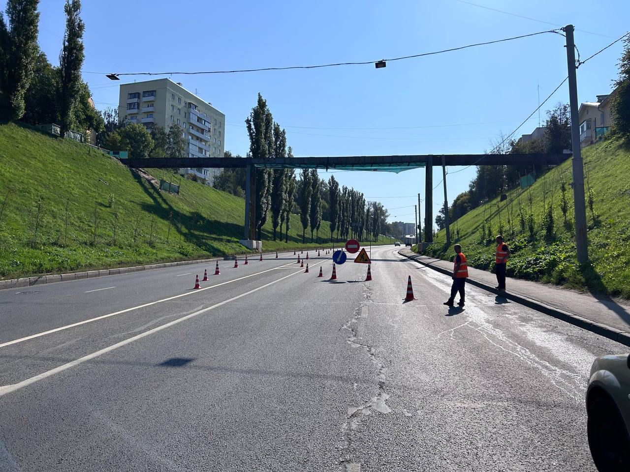 Из-за ремонта пешеходного моста на Похвалинском съезде временно сузят дорогу. Для проезда машин и транспорта оставят по одной полосе в каждую сторону. Ограничения будут действовать с 10:00 до 17:00, 4-6 сентября.  Подрядчик приступает к ремонту и начнет с пескоструйной обработки конструкций моста. Закончить все работы обещают до конца этого месяца.