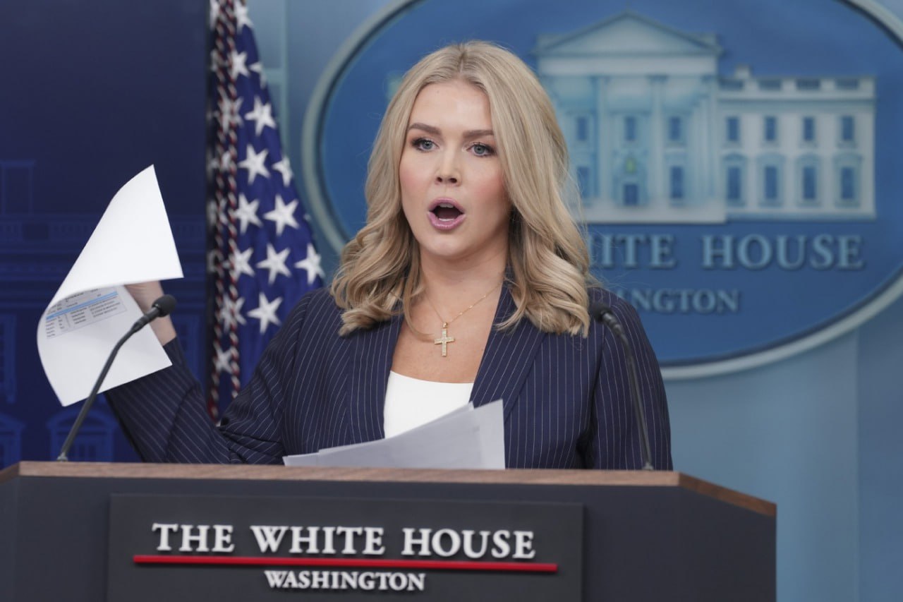 В США заявили о позитивном настрое Трампа в урегулировании конфликта на Украине Американский лидер не хочет его затягивания и нацелен на дипломатическое разрешение ситуации, подчеркнула пресс-секретарь Белого дома Кэролайн Левитт. Таким образом она ответила на брифинге на вопрос о позиции администрации по терактам киевского режима в отношении российских аэродромов. Левитт утверждает, что Дональд Трамп не был заранее проинформирован украинской стороной о планах атак. Она добавила, что президент сохраняет возможность ужесточения санкций против России, но считает, что на переговорах Москвы и Киева есть прогресс. Подпишись на «Говорит Москва»