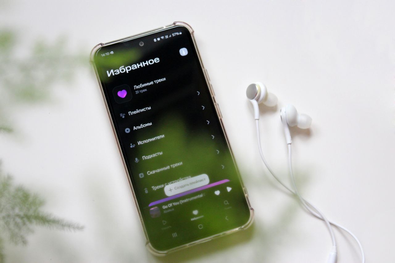 Культурный срез Чувашии что слушали читали и смотрели в 2025 году В этом году чебоксарцы слушали музыку вдвое чаще чем смотрели фильмы ON Media входит в группу МТС выявила музыкальные литературные и кинопредпочтения жителей Чувашии за 2025 год Музыка Лидеры прослушивания Ничего не говори Рок острова WHITE GALLOWS В лифте 18 Ночные Снайперы Секунду назад 18 Литература Популярны фэнтези Четвертое крыло 18 и Железное пламя 18 Ребекки Яррос 3 е место занимает детектив Екатерины Андреевой Дело теневого сыска 16 Самым читающим месяцем стал октябрь 12 годового потребления Кино Россияне предпочитали комедии мультфильмы триллеры и драмы Наиболее активная аудитория онлайн просмотра 35 44 года Жители Чувашии меньше смотрели фильмы и сериалы Лидеры просмотров в регионе драма Жизнь по вызову сериал Виноград драмеди Почка остросюжетный сериал Тайга триллер Один звонок ХЫПАР ПРЕДЛОЖИТЬ НОВОСТЬ