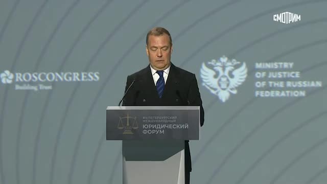 Медведев критикует Международный уголовный суд как недееспособный