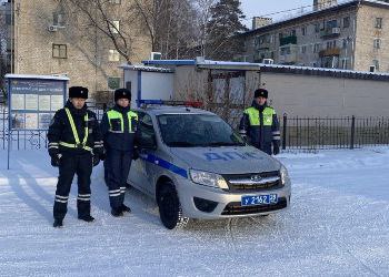 В Приамурье сотрудники ДПС оказали помощь водителю грузовика Он попал в сложную ситуацию на федеральной трассе Амур Как сообщает региональное УМВД полицейские заметили на обочине сломавшийся большегруз Isuzu Giga из Самарской области Инспекторы отогрели растерянного водителя в патрульной машине и вызвали мастера для ремонта Когда поломку удалось устранить водитель поблагодарил стражей порядка а также оставил обращение на сайте УМВД За добросовестную службу сотрудникам объявили официальную благодарность от начальника УМВД по Амурской области