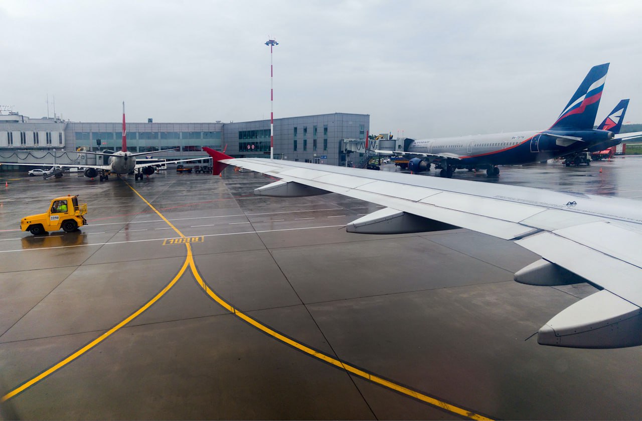 Утренний авиарейс из Челябинска в Пхукет задерживают на 13 часов В Международном аэропорту имени Курчатова в третий раз отложили вылет самолета в Пхукет Утренний рейс задерживается уже на 13 часов Согласно онлайн табло парный рейс из Пхукета в Челябинск и обратно выполняет компания Azur Air Утром 28 января лайнер из Таиланда опоздал в Баландино почти на пять часов вместо 3 10 борт приземлился в 7 52 В связи с этим обратный рейс запланированный на 5 50 сначала перенесли на 10 20 Затем время отправки сдвинули на 13 часов Сейчас же расчетное время указано 19 00 Подписаться на vecherchel   Поддержать Читать в Мах