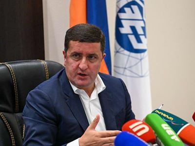 Пакет законодательных реформ, инициированных Правительством в рамках возможной национализации компании «Электрические сети Армении» ЭСА , является слабо проработанным и юридически уязвимым документом. По словам исполняющего обязанности генерального директора ЭСА Давида Казиняна, тот законопроект – неграмотный документ. На пресс-конференции 30 июня он подчеркнул, что в целом международный опыт аналогичных процессов демонстрирует преимущественно негативные последствия. «Национализация инфраструктурных компаний, как показали примеры Аргентины, Боливии и Венгрии, приводила к проблемам с привлечением инвестиций, возникновению технических проблем, перебоям в энергоснабжении и, как следствие, к росту тарифов на электроэнергию», - отметил Казинян. Он подчеркнул, что с момента приобретения ЭСА группой «Ташир» в 2016 году тариф на электроэнергию увеличился всего на 4,8 драма, при этом доля ЭСА в этом увеличении составила 0 драмов. «Более того, компания смогла сдерживать тарифный рост за счет снижения потерь электроэнергии», - добавил он. Особую обеспокоенность, по словам и.о. директора, вызывает предложенная в законопроекте концентрация полномочий в руках председателя Комиссии по регулированию общественных услуг КРОУ . В частности, проект закона предоставляет ему право единолично, без объяснения причин, инициировать смену руководства компании и назначить кризисного управляющего. Владельцы, в свою очередь, будут обязаны передать последнему в управление имущество компании, вне зависимости от его компетентности или профессионального опыта. «Такое решение может быть принято в обход коллегиального органа, что прямо противоречит действующему законодательству. Возможно, это предусмотрено на случай, если другие члены комиссии выступят против подобных шагов», - отметил Давид Казинян. Он также подчеркнул, что законопроект не дает ответа на вопрос, кто будет нести ответственность за возможные финансовые и управленческие последствия таких решений. Отвечая на распространенные в обществе мнения о возможном снижении тарифов в случае смены собственника, Казинян заявил, что подобные ожидания не имеют под собой экономического обоснования. «Такие показатели технически недостижимы в текущих реалиях», - заключил он.