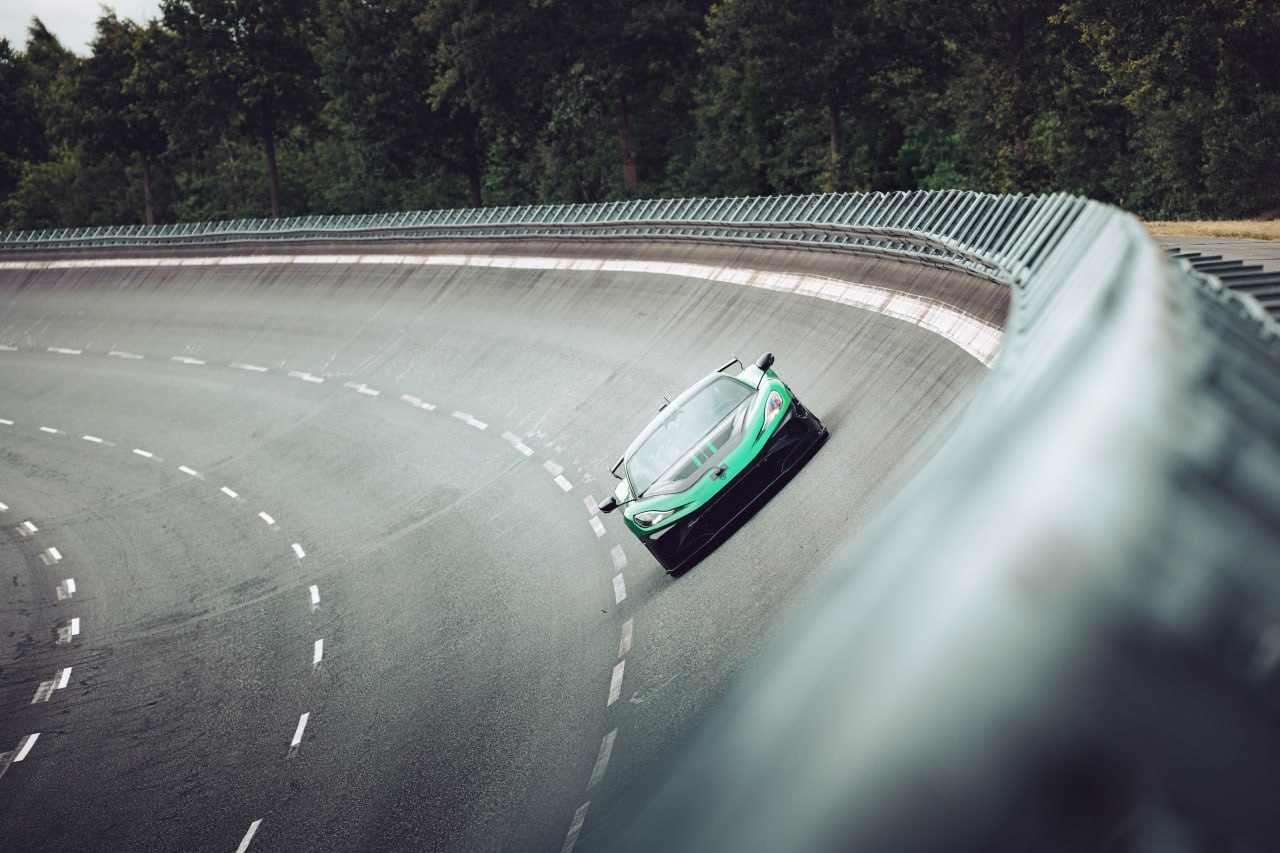 Электрокар Rimac Nevera R за один день поставил сразу 24 мировых рекорда — теперь это официально самая быстрая «электричка» в мире. Nevera R разогнался до 100 км/ч всего 1,72 секунды. Его максимальная скорость на треке составила 431,45 км/ч. Такого результата помог добиться электродвигатель на 2107 л.с. Нового короля скорости можно купить за $2,7 млн ₽200 млн . Выпустят только 40 машин.