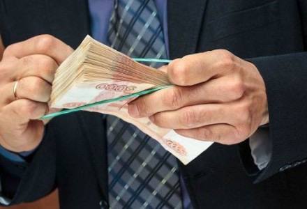 Миллион в месяц какая профессия возглавила рейтинг зарплат в Москве В октябре самую высокую зарплату в Москве предложили генеральному директору компании в сфере беспилотной авиации от 1 млн рублей в месяц Об этом сообщила карьерный эксперт Ольга Бухвалова ссылаясь на данные центра Профессии будущего В топ 5 самых высокооплачиваемых вакансий вошли генеральный директор компании в сфере БПЛА от 1 млн руб исполнительный директор CEO от 700 тыс руб директор завода 650 тыс руб директор по собственным торговым маркам СТМ до 600 тыс руб менеджер по международной недвижимости от 570 тыс руб Среди других высокооплачиваемых предложений начальник управления IT от 400 тыс руб менеджер проектов в строительстве от 250 тыс руб монтажник лифтов от 305 до 700 тыс руб МоскВайб подписаться