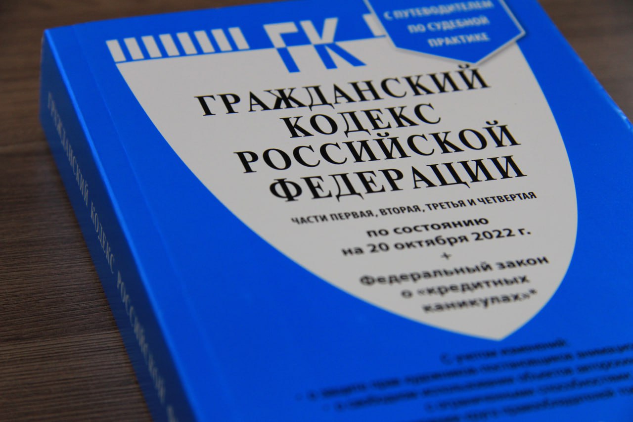 Суд в Перми обязал соцфонд выплатить компенсацию ребенку инвалиду за несвоевременную выдачу кресла коляски Как установила проверка прокуратуры проведенная по обращению матери ребенку инвалиду была разработана индивидуальная программа реабилитации в соответствии с которой ему требовалась высокотехнологичная кресло коляска с электроприводом дополнительной фиксацией головы и тела предназначенная для детей с ДЦП а также аккумуляторная батарея к ней  Несмотря на обращение законного представителя в Фонд в декабре 2024 года на июль 2025 года необходимая техника так и не была предоставлена В интересах ребенка прокуратура обратилась с иском в суд указав что бездействие чиновников причинило ребенку моральный и физический вред ограничив его жизнедеятельность и создав препятствия для социальной адаптации  Орджоникидзевский районный суд г Перми удовлетворил иск и взыскал с отделения Фонда пенсионного и социального страхования по Пермскому краю компенсацию морального вреда в размере 20 000 рублей в пользу ребенка инвалида так как виновные действия ответчика привели к нарушению прав ребенка инвалида на своевременную реабилитацию Требование об обязательстве предоставить кресло коляску суд постановил к исполнению не приводить так как на момент рассмотрения дела техническое средство реабилитации уже было фактически предоставлено ребенку хотя и с серьезной задержкой