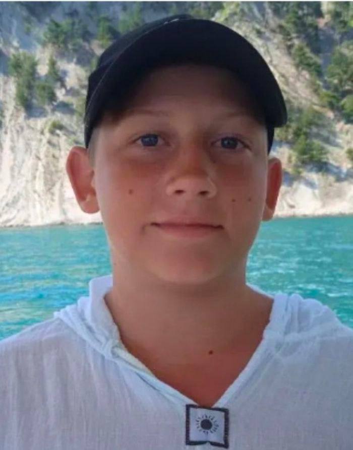 Отделом МВД России Шпаковский устанавливается местонахождение несовершеннолетнего Кулиберда Богдана Андреевича 2012 года рождения жителя города Михайловска который 24 января 2026 года около 15 00 ушел из дома и до настоящего времени не вернулся При себе имеет мобильный телефон на звонки не отвечает Был одет куртка болоньевая черного цвета джинсы черного цвета при себе маленькая сумка черного цвета через плечо Кто располагает какой либо информацией о местонахождении мальчика просьба незамедлительно сообщить в ОМВД России Шпаковский по телефонам 02 8 86553 6 59 10 6 59 25 Отдел МВД России Шпаковский chp26rus