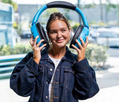 JLab выпустила Bluetooth колонки Blue XL Speaker в виде наушников Бренд JLab представил пару необычных Bluetooth колонок Blue XL Speaker Headphones Их главная особенность смелый дизайн Новинка выполнена в виде полноразмерных наушников При желании устройство даже можно надеть на голову или шею как показано на рекламных изображениях но слушать так музыку сомнительная затея