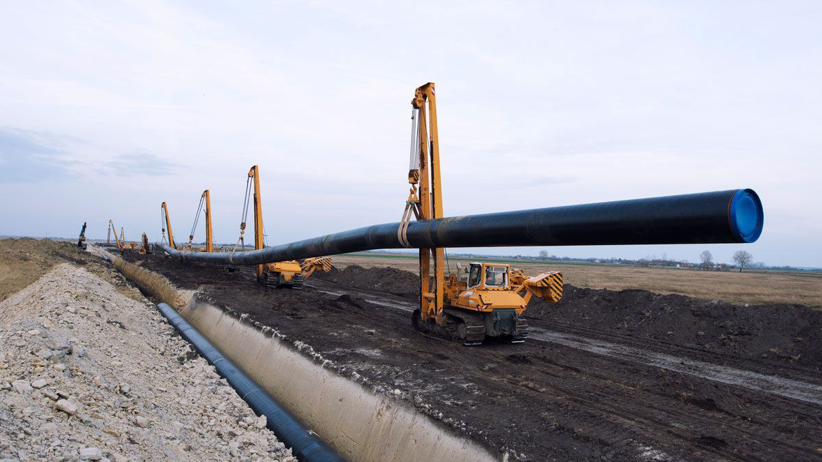 Цена износа как современные материалы спасают инфраструктуру от аварий Коммунальные и дорожные сети по всей России зачастую стареют быстрее чем обновляются По данным Счетной палаты РФ накопленный износ сетей достиг 75 к концу 2024 года а износ объектов водозабора составляет 66 9 Как говорят эксперты чтобы решить проблему в числе прочего нужно совершенствовать технологии строительства и ремонта Мировой опыт показывает что использование новых материалов например полимерных труб позволяет значительно продлить срок службы систем и сократить расходы на ремонты Подробности в материале Ведомости Промышленность Freepik