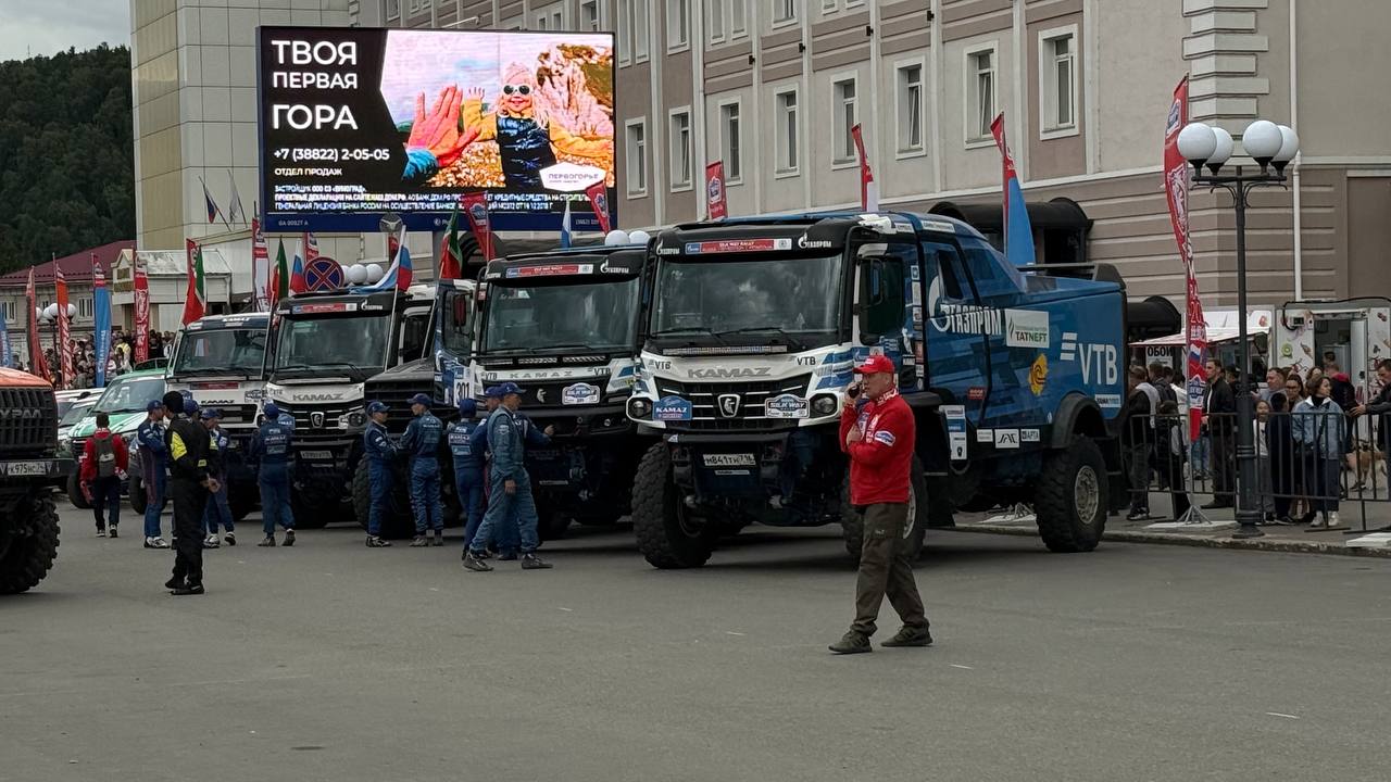 В центре Горно-Алтайска, столицы Республики Алтай, во вторник, 22 июля, состоялась церемония торжественного финиша 15-го издания Международного ралли «Шелковый путь» «В общей сложности на старт гонки вышел 101 экипаж, а в караване ралли-марафона были представлены 15 стран мира, 85 городов и 58 регионов России. В организации 11-дневного состязания были задействованы специалисты со всей страны — в подготовке и проведении участвовали представители 114 городов России. Международное ралли «Шелковый путь» вновь стало грандиозным праздником спорта и дружбы между народами, а также ярким зрелищем для болельщиков, которые на каждом этапе поддерживали экипажи в зрительских зонах», – сообщает сайт гонки. Фото: "Звезда Алтая"
