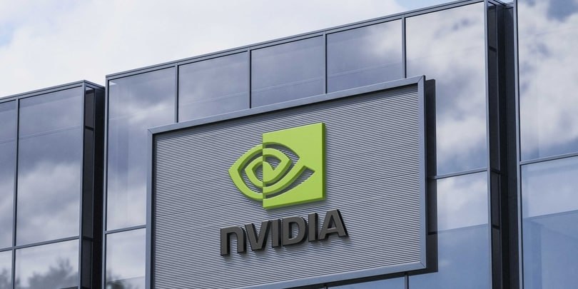NVIDIA стала первой компанией в мире с капитализацией в 5 трлн Акции NVIDIA на открытии торгов 29 октября подорожали на 3 31 до 207 68 за бумагу В результате рыночная стоимость компании достигла 5 05 трлн Капитализация NVIDIA с начала года выросла более чем на 50 благодаря высокому спросу на чипы для искусственного интеллекта В среду акции производителя чипов дорожали после того как генеральный директор компании Дженсен Хуанг сообщил о заказах на поставку ИИ чипов на сумму 500 млрд и планах по созданию семи суперкомпьютеров для правительства США Кроме того поддержку акциям оказало заявление президента США Дональда Трампа о том что он обсудит с китайским лидером Си Цзиньпином процессоры искусственного интеллекта Blackwell разработанные NVIDIA Несколько месяцев назад Трамп сказал что рассмотрит возможность разрешить NVIDIA экспортировать в Китай упрощенную версию процессора Blackwell Подробнее NVIDIA стала первой компанией в мире с капитализацией более 5 трлн Подписаться на Сам ты инвестор