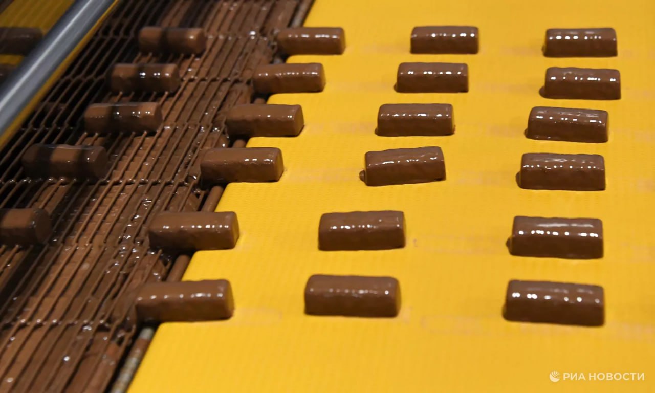 Евросоюз за 8 месяцев этого года нарастил импорт сладостей из России на 6 до 14 млн Больше всего европейцы купили шоколада 6 9 млн кондитерских изделий 4 6 млн и сладостей из сахара 2 млн подсчитало РИА Новости по данным Евростата Подписаться на РИА Новости экономика Все наши каналы