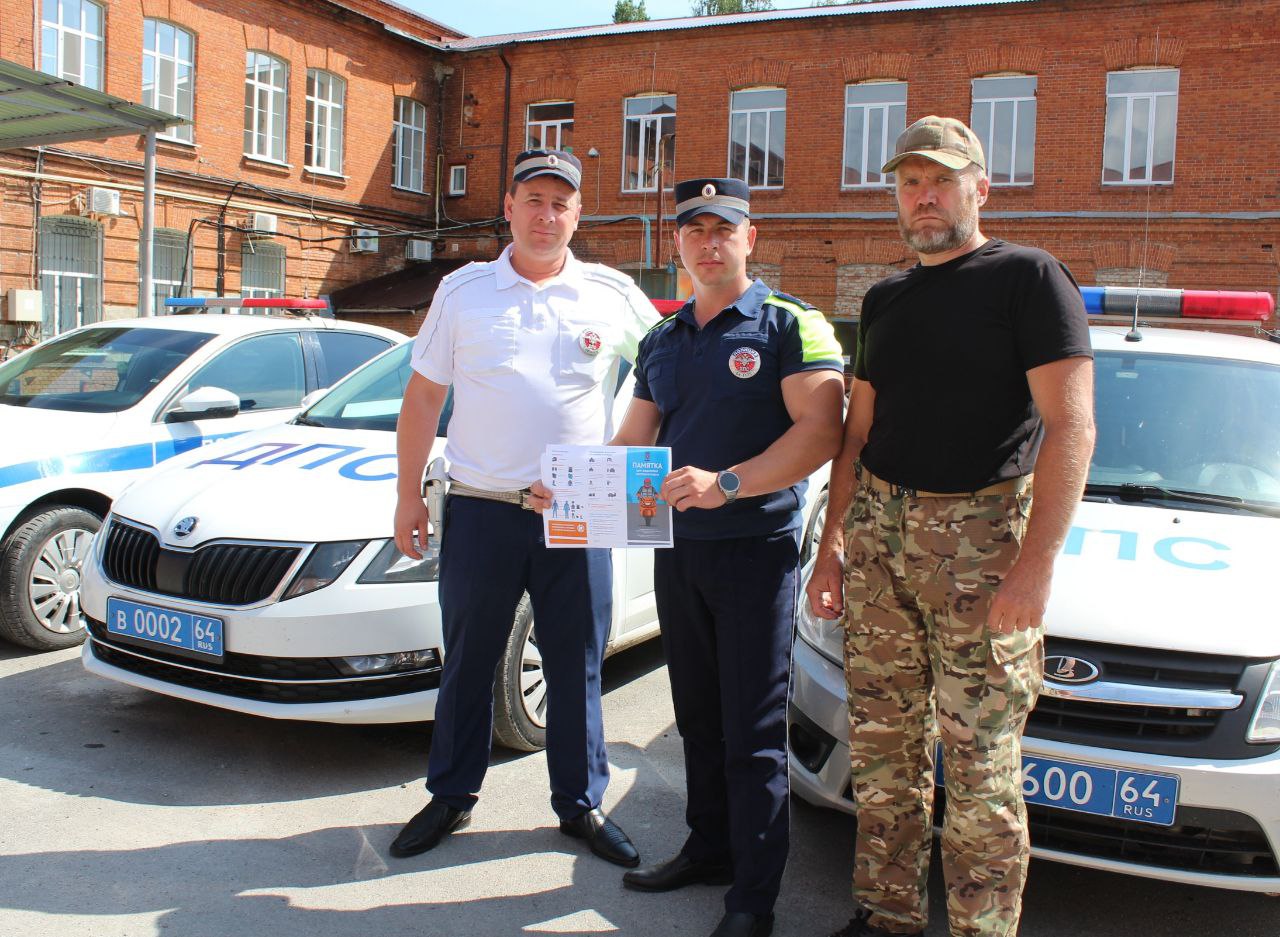 В Петровске состоялся совместный профилактический рейд госавтоинспекторов и общественников Вчера вечером сотрудники Госавтоинспекции ОМВД России по Петровскому району провели профилактический рейд по выявлению нарушений Правил дорожного движения. Основной акцент делался на водителей мототранспорта, в первую очередь - несовершеннолетних. Вместе с дорожными полицейскими в рейде участвовал председатель Общественного совета при ОМВД Игорь Душутин. Автоинспекторы и общественник проводили с водителями профилактические беседы, доводили информацию о дорожно-транспортных происшествиях с участием двухколесного транспорта, в том числе о ДТП, произошедших с участием несовершеннолетних. За время профилактического мероприятия сотрудниками Госавтоинспекции составлено несколько административных протоколов на водителей-нарушителей не только мототранспорта, но и автомобилей по ч. 1 ст. 12.3 КоАП РФ "Управление транспортным средством водителем , не имеющим при себе регистрационных документов на транспортное средство" ; ч. 1 ст.12.7 КоАП РФ "Управление транспортным средством водителем, не имеющим права управления транспортным средством". Также информация о несовершеннолетнем нарушителе будет направлена в ПДН для составления протокола по ст. 5.35 КоАП РФ "Неисполнение родителями или иными законными представителями несовершеннолетних обязанностей по содержанию и воспитанию несовершеннолетних" . "Лето- пора мотоциклов, скутеров, мопедов и питбайков. Но, зачастую, садясь за руль двухколесного транспортного средства, некоторые жители нашего города забывают о Правилах дорожного движения, не соблюдают ни скоростной режим, ни режим тишины. К сожалению, многие даже не задумываются о последствиях. Наша задача - объяснить людям, особенно молодым, к чему может привести пренебрежение Правилами дорожного движения", - прокомментировал общественник. Игорь Душутин отметил тактичное и вежливое общение сотрудников Госавтоинспекции с водителями и слаженность работы экипажей ДПС. Профилактические мероприятия Госавтоинспекции будут проводиться регулярно.