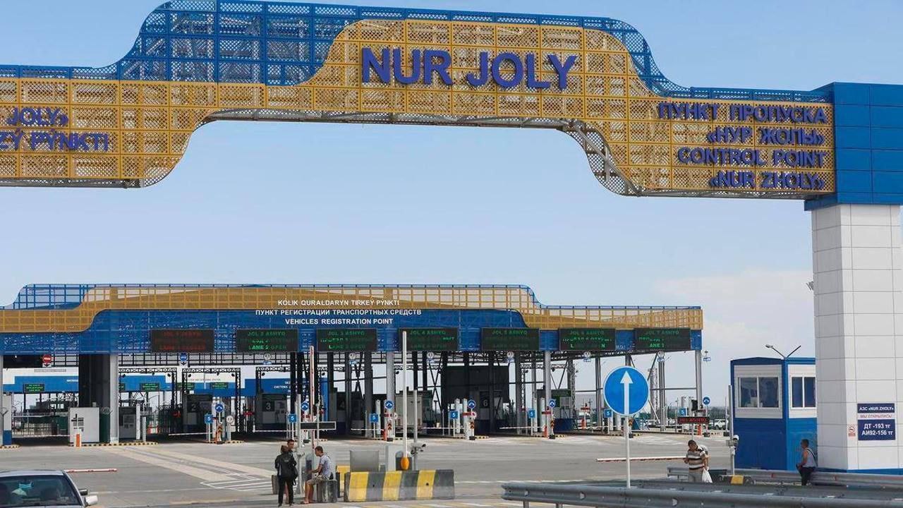На КПП Нур Жолы на границе Казахстана с Китаем скопились 1 5 тысячи грузовиков В Казахстане перед пунктом пропуска Нур Жолы сопредельный КПП Хоргос собрались порядка 1 5 тысячи грузовых машин в очереди на прохождение границы с Китаем передает LS aqparat Комитет госдоходов Казахстана объясняет сложившуюся ситуацию тем что китайские таможеннтки снизили темпы приема прибывающих из Казахстана грузовиков до 700 750 в сутки При этом ранее таможни Казахстана и Китая договаривались о пропуске не менее 800 грузовиков в сутки Еще одной причиной стала установка нового досмотрового комплекса на соседнем погранпереходе Калжат Дулаты расположен в 70 км от Хоргоса На это потребовалось около недели Чтобы решить проблему скопления грузовиков казахстанская сторона снизит с 13 ноября 2025 года лимит подачи транспортных средств до 650 в сутки Ранее LogiStan писал о том что министерства транспорта Казахстана и Китая согласовали переход на безлимитное выделение бланков разрешений на автомобильные грузоперевозки с 2026 года Logistan info Логистика Экономика