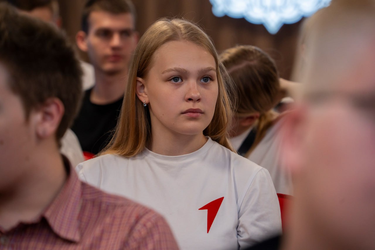 Подписано четырехстороннее соглашение о сотрудничестве  Сегодня, 20 июня, подписано четырехстороннее соглашение о сотрудничестве, в рамках которого Министерство труда и социальной защиты ДНР, Министерство молодежной политики ДНР, Региональное Отделение Общероссийского Общественно-Государственного Движения Детей и Молодежи «Движение Первых» и Донецкое региональное отделение «Российских Студенческих Отрядов» обеспечат комплексный подход к подготовке молодежи к профессиональной деятельности.  Соглашение закладывает важный фундамент для развития молодежной политики и содействия трудоустройству в Донецкой Народной Республике.   Стратегическая сессия, которая прошла в рамках подписания соглашения, предоставила школьникам и студентам средних профессиональных учебных заведений уникальную возможность получить полезные знания и навыки на практике.   Особое внимание уделили реализации проекта «Первая работа», который направлен на помощь молодежи в поиске первых мест трудоустройства. В рамках этого проекта планируется организовать тренинги, мастер-классы и консультации по вопросам карьеры, что поможет молодым людям лучше подготовиться к входу на рынок труда.  Кроме того, карьерный проект «Донбасс.Карьера» станет платформой для обмена опытом между работодателями и молодыми специалистами, а также способствует установлению контакта между учащимися и предприятиями региона.   Это сотрудничество призвано создать условия для успешного карьерного роста молодежи и их активного участия в экономическом развитии региона.