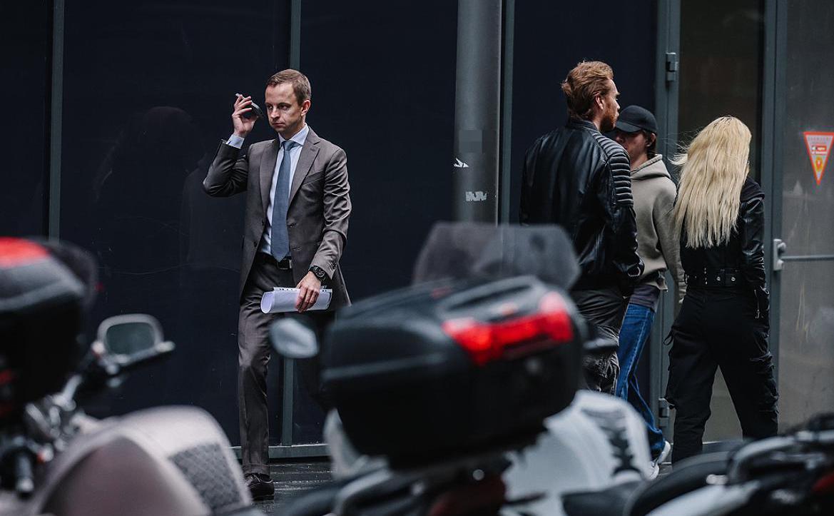 Куда инвестировать в 2026 году и вложить 1 млн РБК Инвестиции узнали об этом у ведущих экономистов и представителей финансового сектора В 2025 году даже самые опытные участники рынка сделали ставку на консервативные инструменты депозиты облигации и фонды денежного рынка Такая стратегия принесла 25 35 годовых зачастую больше чем доходность акций РБК Инвестиции спросили экономиста экс главу банка ФК Открытие Михаила Задорнова финансиста инвестстратега основателя проекта bitkogan Евгения Когана и председателя правления генерального директора УК Альфа Капитал Ирину Кривошееву как они формировали портфели в уходящем году что планируют делать дальше и что советуют делать инвестору с 1 млн Михаил Задорнов например считает что как и в прошлом году в 2026 м наибольшую доходность при вложении 1 млн принесет банковский вклад и облигации Процентное соотношение здесь не имеет значения Зависит от того какой у вас портфель уже сформирован рассказал он Евгений Коган утверждает что мировые тренды 2026 2027 годов будут связаны с прорывами в медицине и биотехнологиях особенно в поиске лекарств и вакцин против рака На этом фоне инвесторы могут присмотреться к акциям из этих секторов Ирина Кривошеева предлагает выбрать на 2026 год хорошо диверсифицированный портфель из фондов рублевых валютных облигаций и акций а также альтернативных инвестиций Подробнее Задорнов Коган и другие рассказали о личных портфелях на 2026 год Подписаться на Сам ты инвестор