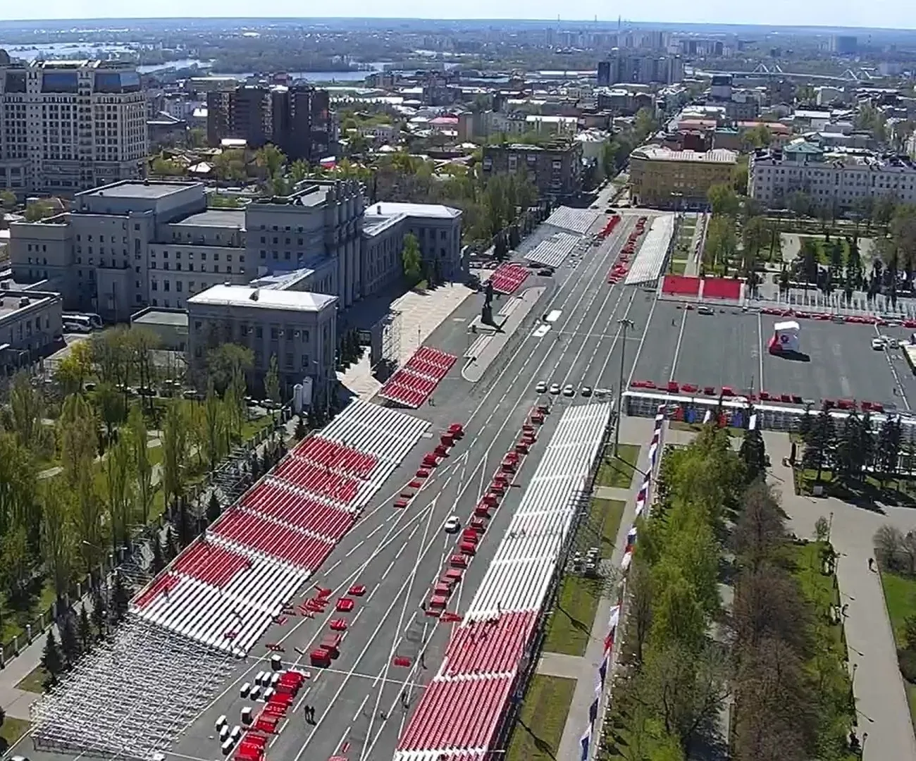 Парад Победы в Самаре состоится В нем будет участвовать 1300 человек В этом году принято решение не привлекать в этом году механизированную колонну Также уменьшат количество зрителей раньше было 8 больших трибун теперь останется только 2 В правительстве объяснили это необходимо для обеспечения безопасности и эвакуации зрителей в случае внештатной ситуации У каждого зрителя которого пригласят на парад будет пригласительный билет Дети до 7 лет в этом году без билета пропускаться не будут как было ранее вход только 7 и только по пригласительным   63 RU Во время отключения   интернета все публикации можно посмотреть в нашем канале MAX   max ru eshcho