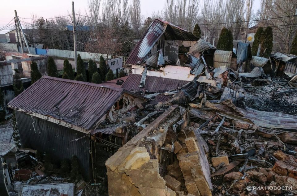 Сальдо рассказал о ситуации в поселке Хорлы СИМФЕРОПОЛЬ 15 янв РИА Новости Курортный поселок Хорлы на юге Херсонской области после теракта ВСУ возвращается к обычному ритму работают службы открыты магазины идет помощь пострадавшим семьям сообщил РИА Новости губернатор региона Владимир Сальдо Сальдо 1 января сообщил что ВСУ нанесли целенаправленный удар беспилотниками по месту где мирные жители встречали Новый год по кафе и гостинице на побережье Черного моря в Хорлах По данным СК РФ погибли 29 человек в том числе двое несовершеннолетних пострадали не менее 60 человек Заведено дело о теракте Обстановка в Хорлах спокойная насколько это возможно в условиях прифронтовой территории Поселок живет люди возвращаются к обычному ритму работают службы Подробнее