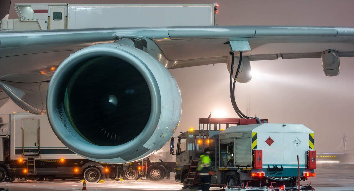 В Казахстане оштрафовали аэропорт Семей за завышение цены на авиатопливо Агентство по защите и развитию конкуренции Казахстана установило факты нарушения антимонопольного законодательства со стороны ТОО Международный аэропорт Семей По версии Госантимонополии воздушная гавань необоснованного завышала цены на авиатопливо пользуясь своим доминирующим положением В итоге суд оштрафовал аэропорт Семей на 8 8 млн тенге 18 тысяч Также у воздушной гавани конфисковали 8 5 млн тенге 17 4 тысячи монопольного дохода от продажи топлива по завышенным ценам Читайте также Два аэропорта в Казахстане оштрафовали за завышение цены на авиатопливо Logistan info Логистика Авиаперевозки