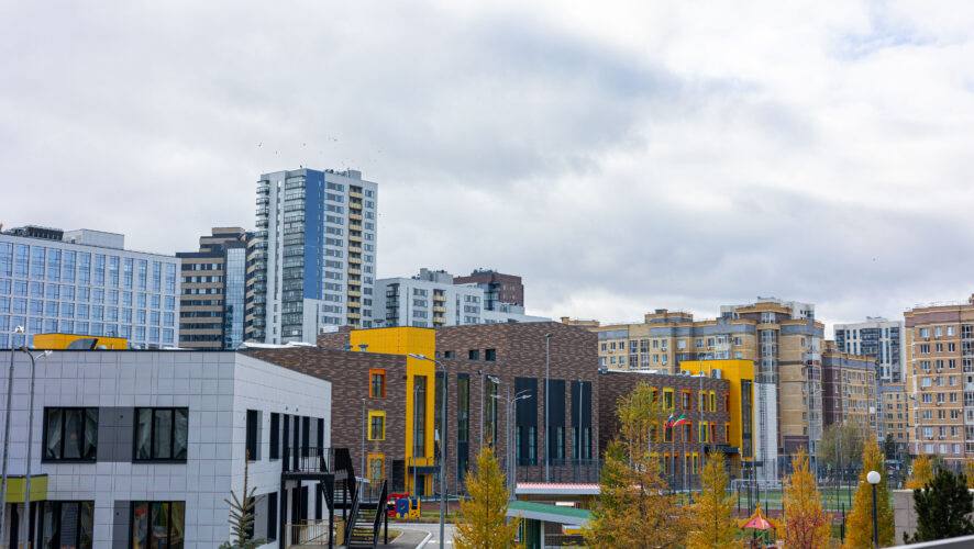 Какие ЖК сдадут в Казани в 2026 году и сколько стоят квартиры В этом году в столице Татарстана планируют ввести около 30 жилых комплексов от комфорт класса до премиума Так е данные следуют из объявлений сервиса Домклик Сейчас на платформе размещено около 2 тысяч предложений о продаже Стоимость квартир стартует от 7 9 млн рублей и в отдельных проектах достигает 80 млн рублей Несмотря на высокие цены эксперты прогнозируют сохранение спроса покупатели стали разборчивее и при выборе жилья все чаще ориентируются на локацию репутацию застройщика и степень готовности дома Подробности в материале KazanFirst   в бот