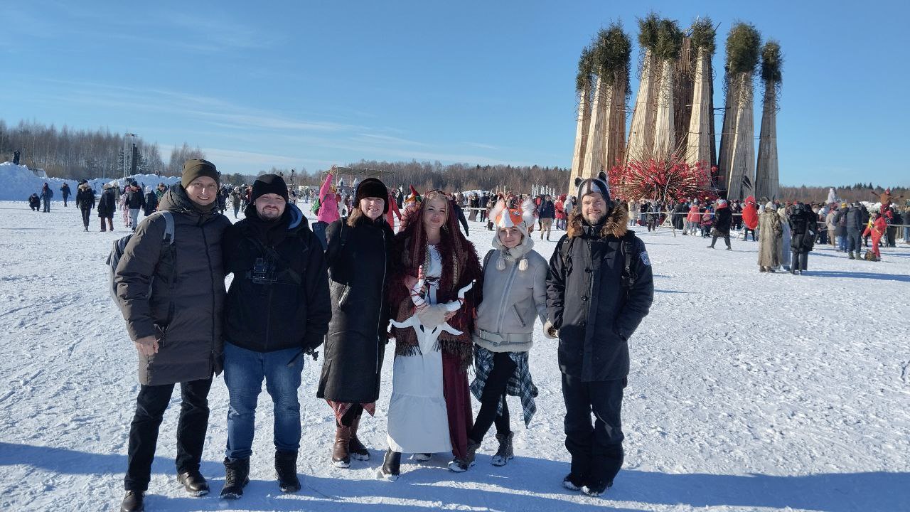 В России в Калужской области с размахом провожают зиму Журналист Алексей Стефанов сегодня провожает зиму в арт парке Никола Ленивец Будут сжигать огромный арт объект из 16 башен разной высоты окружающих центральный цилиндр подиум на который перед сожжением с помощью подъёмного крана вознесется метафорическое сердце Общая высота объекта составит 25 метров Строительство осуществила команда арт парка Никола Ленивец из 27 человек за два месяца Для постройки использовали горбыль лозу тонкомер и паллеты отработанные и непригодные для других целей материалы В этом году я придумал огненный лес из конусов а в центре шар изображающий сердце он загорится первым потом эффектно рухнет вниз с искрами рассказал автор проекта художник Николай Полисский Поездка состоялась благодаря Марии Бутиной и проекту Welcome to Russia news lv