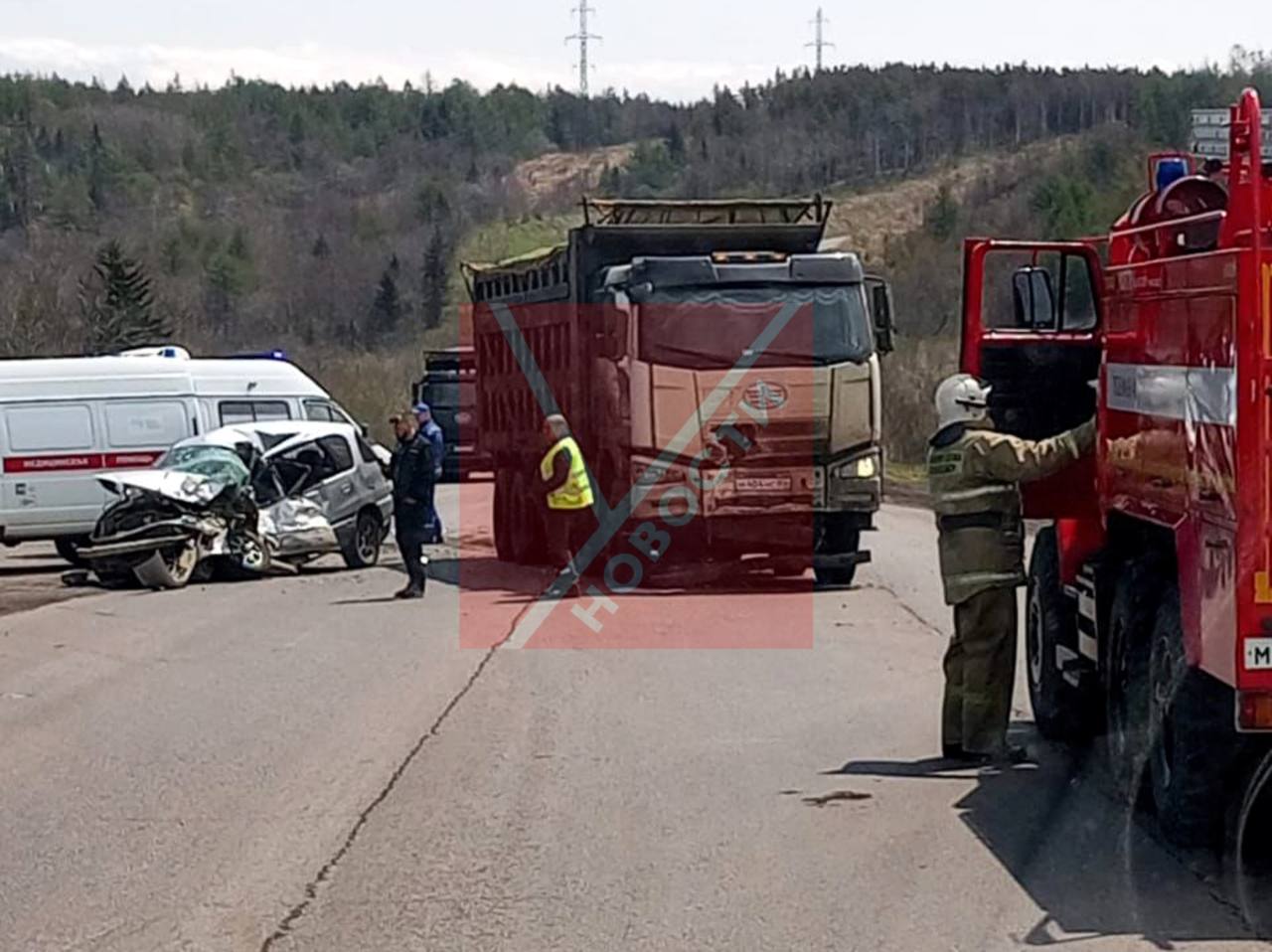 Серьёзная авария с участием углевоза и легковушки случилась в Углегорском районе Очередное столкновение углевоза с легковым авто, где есть пострадавший, произошло на выезде из Шахтёрска, сообщает #соавтор «Углегорских новостей». Участники ДТП — легковушка и углевоз судя по всему, следовал в порт Шахтёрск . Легковой автомобиль серьёзно пострадал — его передняя часть всмятку. У углевоза есть вмятины. «Я видел, как пролетели две скорые с сиренами в сторону Шахтёрска, — комментирует наш соавтор. — Видимо, что-то серьёзное!» По предварительной информации, пострадал водитель легковушки. На месте работали оперативные службы: спасатели и скорая помощь. Обсудить на форуме Прислать новость