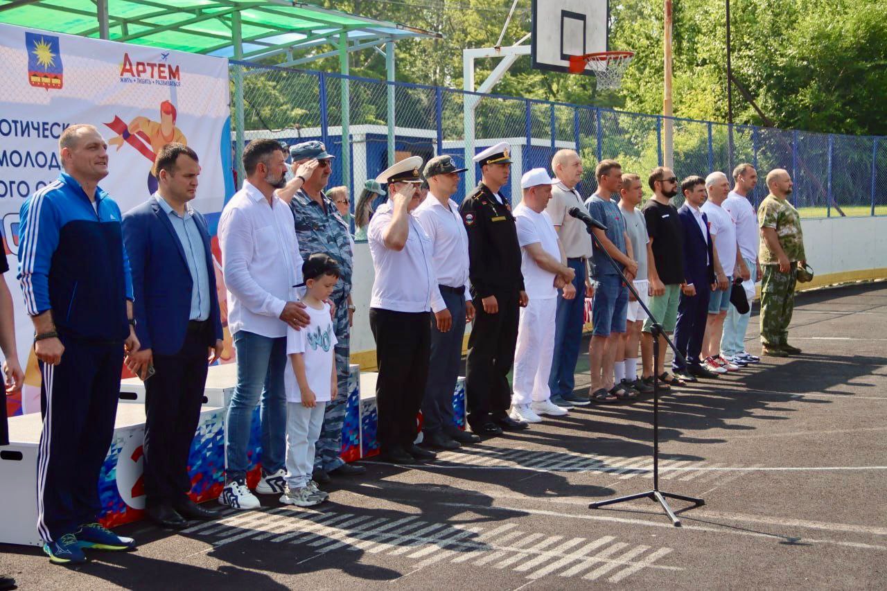 Спартакиаду молодежи «МЫ ВМЕСТЕ» торжественно открыли в Артёме Центр развития физкультуры и спорта Приморского края совместно с администрацией города Артёма и общественной организацией Движение Общественного Роста стали организаторами спортивно-патриотической спартакиады молодежи. Более 500 ребят в возрасте от 14 лет состязаются в следующих видах спорта: Волейбол Стритбол Шахматы Настольный теннис Дартс Пулевая стрельба Мини футбол Легкая атлетика Разборка/сборка автомата Гиревой спорт Перетягивание каната Warpoint Спартакиада началась 21 июня и продолжится до 29 июня. Сегодня ребята поборются за победу в мини-футболе, баскетболе и разборке/сборке автомата. Желаем удачи участникам! И пусть победит сильнейший!