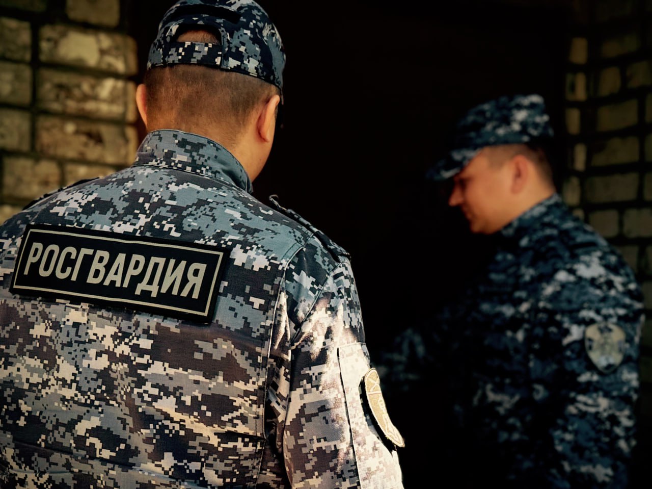«У одной была кровь на руках»: росгвардейцы в Благовещенске спасли детей из запертой квартиры Вечером 21 июля к группе задержания Благовещенского филиала вневедомственной охраны на маршруте обратилась взволнованная женщина. Она рассказала наряду, что во дворе жилого дома на балконе верхних этажей увидела двух девочек, которые кричали и просили о помощи. У одной из девочек на руках была кровь. Росгвардейцы оперативно проследовали по указанному адресу, где возле квартиры находились соседи. По предварительной информации, в комнате были заперты два ребенка. Войдя в квартиру, сотрудники обнаружили закрытую межкомнатную дверь с разбитой стеклянной вставкой, которую дети пытались самостоятельно открыть. Сотрудники оказали первую доврачебную помощь раненой девочке, ей наложили кровоостанавливающую повязку в районе плеча и предплечья. Позже медики госпитализировали 8-летнего ребенка. Вторую девочку передали инспектору ПДН. Реклама