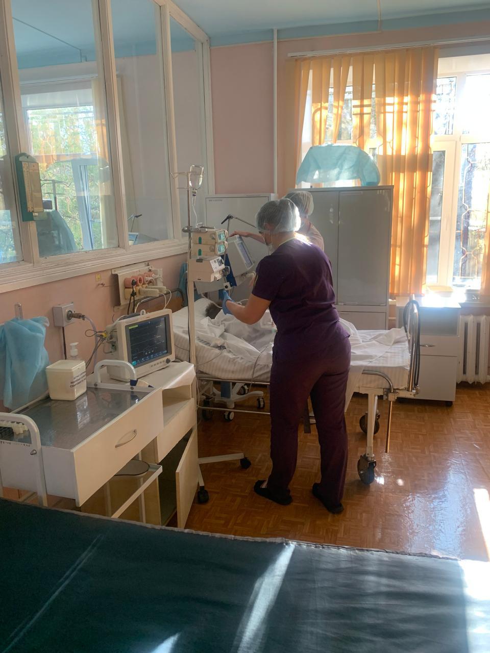 Специалисты Пятигорской городской детской больницы спасли двухлетнюю девочку Девочка не реагировала на мать побледнела и тяжело дышала Бригада скорой медицинской помощи доставила ребёнка в отделение реанимации Пятигорской ГДБ Врачи поставили диагноз сахарный диабет 1 типа в тяжёлой форме с кетоацидозом Врачи вынуждены были подключить её к аппарату ИВЛ Благодаря слаженной работе реаниматологов под руководством заведующей отделением Симоновой Е Б и помощи других специалистов состояние девочки удалось стабилизировать а вскоре её состояние улучшилось В течение нескольких дней ребёнок наблюдался дистанционно с помощью телемедицины врачами специалистами Краевой детской клинической больницы и профильного эндокринологического отделения Городской детской больницы им Филиппского Когда состояние пациентки стабилизировалось её перевели в профильное отделение Городской детской больницы им Филиппского для подбора терапии и продолжения лечения