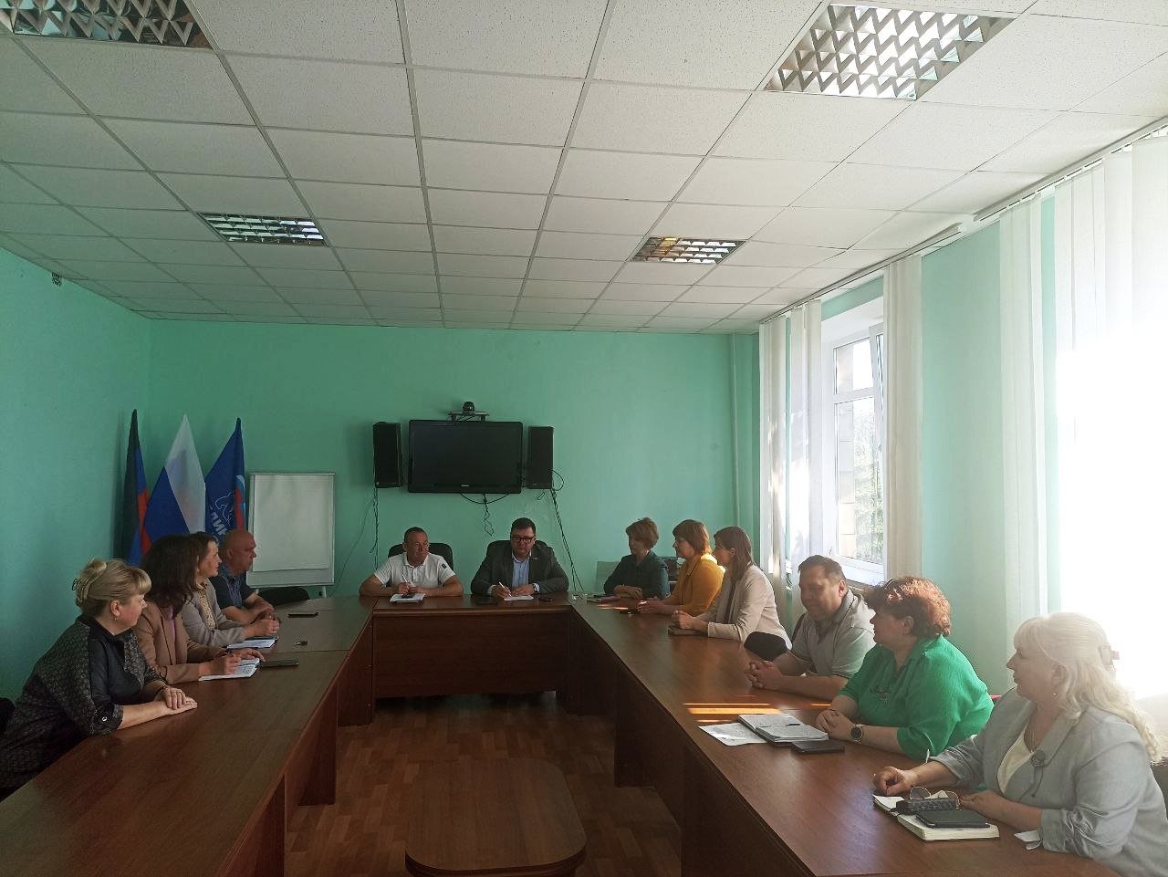 В Администрации Новоазовского муниципального округа прошло заседание муниципальной общественной комиссии для обсуждения проекта благоустройства набережной в Новоазовске ул. Шмидта, от ул. 60 лет СССР до ул. Близнюкова для участия во Всероссийском конкурсе «малые города» III подгруппа . На заседании рассмотрели перечень мероприятий и функций территории, определенный Протоколом №1 от 11.04.2025. Предложения от жителей принимались через сайт и газету «Родное Приазовье» 15 от 17.04.2025 . Среди них: восстановление памятника Воинам-освободителям, озеленение, благоустройство аллеи, зон отдыха, освещение, спортивные и детские площадки, фонтан, летний кинотеатр, туалет, парковка, видеонаблюдение, зоны для временных торговых объектов. Комиссия единогласно утвердила перечень мероприятий. Эти меры обеспечат коммуникативную, транзитную, рекреационную, функциональную, эстетическую и репрезентативную функции территории. С протоколом заседания Комиссии можно ознакомиться по ссылке: