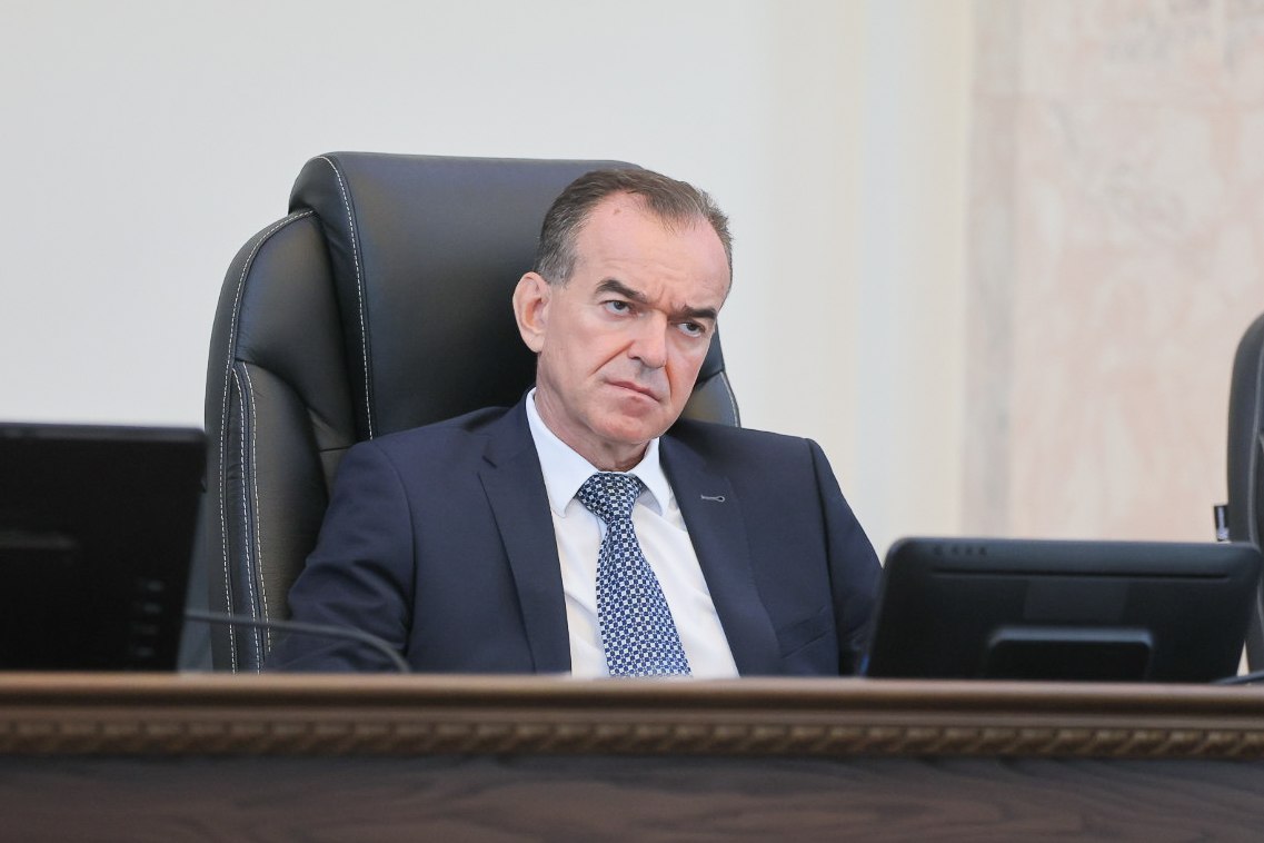 Вениамин Кондратьев: На приобретение медоборудования в 2025 году направим 3,7 миллиарда рублей  Губернатор Кубани выступил на 62 пленарном заседании Законодательного Собрания края, на котором депутаты приняли изменения в бюджет региона.  – В каждой районной больнице должна быть современная медицинская аппаратура и квалифицированные специалисты. Поэтому мы выделяем дополнительно 1 миллиард рублей на приобретение медицинского оборудования, а всего на эти цели в 2025 году направляем 3,7 миллиарда рублей. Здравоохранение – важная составляющая всего нашего успеха, потому что это – здоровье людей, – сказал Вениамин Кондратьев.