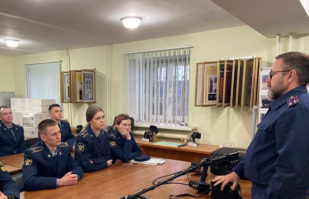 В Перми офицеры регионального следственного управления рассказали курсантам о своей профессии Знакомство курсантов, студентов и школьников с профессией следователя стало доброй традицией для офицеров ведомства. Сотрудниками следственного управления Следственного комитета Российской Федерации по Пермскому краю организованы экскурсии и учебные занятия для курсантов Пермского института ФСИН России. Старшим следователем-криминалистом отдела криминалистики следственного управления курсантам продемонстрирована новейшая криминалистическая техника, имеющаяся на вооружении ведомства, а также приведены примеры ее успешного использования при раскрытии преступлений и проведении поисковых мероприятий. Учащиеся наглядно увидели, как источник криминалистического света помогает на месте преступления обнаружить невидимые обычным взглядом биологические следы, микрочастицы и микроволокна. Узнали, какую помощь дактилоскопическая регистрация граждан оказывает в розыске людей. Увидели в работе цианоакрилатную камеру. На криминалистическом полигоне, где условия приближены к настоящему месту преступления, используя оборудование под чутким руководством следователя-криминалиста, ребята с большим интересом самостоятельно обнаружили учебные объекты на имеющихся образцах. Также курсантам было рассказано о требованиях, предъявляемых к гражданам, принимаемым на службу и об учебных заведениях СК России для подготовки будущих сотрудников. В завершение мероприятия сотрудники следственного управления пожелали курсантам успехов в учебе. Курсанты в свою очередь поблагодарили офицеров ведомства за организованное мероприятие.