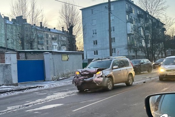 В аварии «китайца» и «японца» в Выборге травмированы дети  Как сообщили 47news в ОГИБДД Выборгского района,  около 17 часов 15 февраля на улице Куйбышева, недалеко от поворота на Гатчинский переулок,  столкнулись Changan Uni-T и Nissan X-Trail.  По предварительным данным, 37-летний водитель "китайца" не уступил на перекрёстке дорогу "японцу", которым управлял 66-летний мужчина.  В результате ДТП травмы получили два несовершеннолетних пассажира X-Trail – 4-летний мальчик и 7-летняя девочка. Состояние детей медики оценили как удовлетворительное и вскоре отпустили домой.    газета "Выборг" в ВК