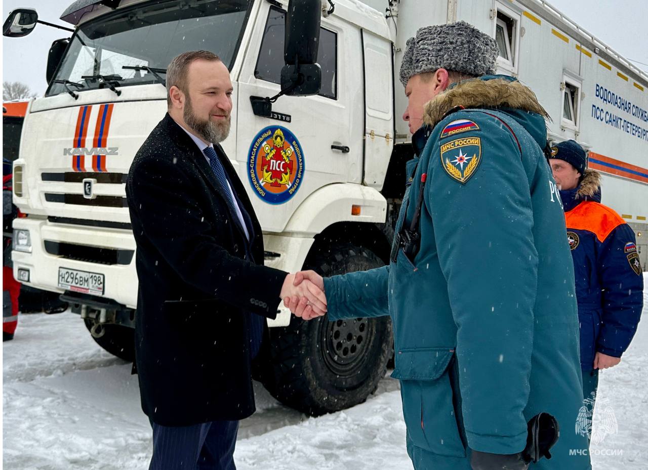 Второй день межведомственных учений «Безопасная Арктика – 2025»  Сегодня в рамках учений «Безопасная Арктика – 2025» МЧС Республики Карелия успешно отработали вторую вводную, имитирующую последствия аварии на Ондской ГЭС.    Подробнее  «Учения проведены профессионально, без каких-либо происшествий», – заявил Антон Герасимов, высоко оценив подготовленность сил и средств Главного управления МЧС России по Республике Карелия к реагированию на чрезвычайные ситуации. Он подчеркнул важность подобных тренировок для повышения эффективности работы служб спасения в условиях Арктики.  #МЧСРоссии #МЧСКарелии #МЧС #БезопаснаяАрктика2025