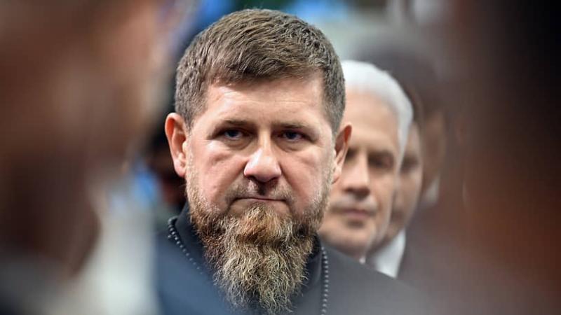 Кадыров прокомментировал слухи о своей смерти В Чечне построена система управления, которая позволяет не проводить постоянно совещания, заявил Рамзан Кадыров. Он ответил тем, кто пишет «дешевые вещи», — если человек не идет на совещание, это не значит, что он «при смерти», пишет rbc.ru.