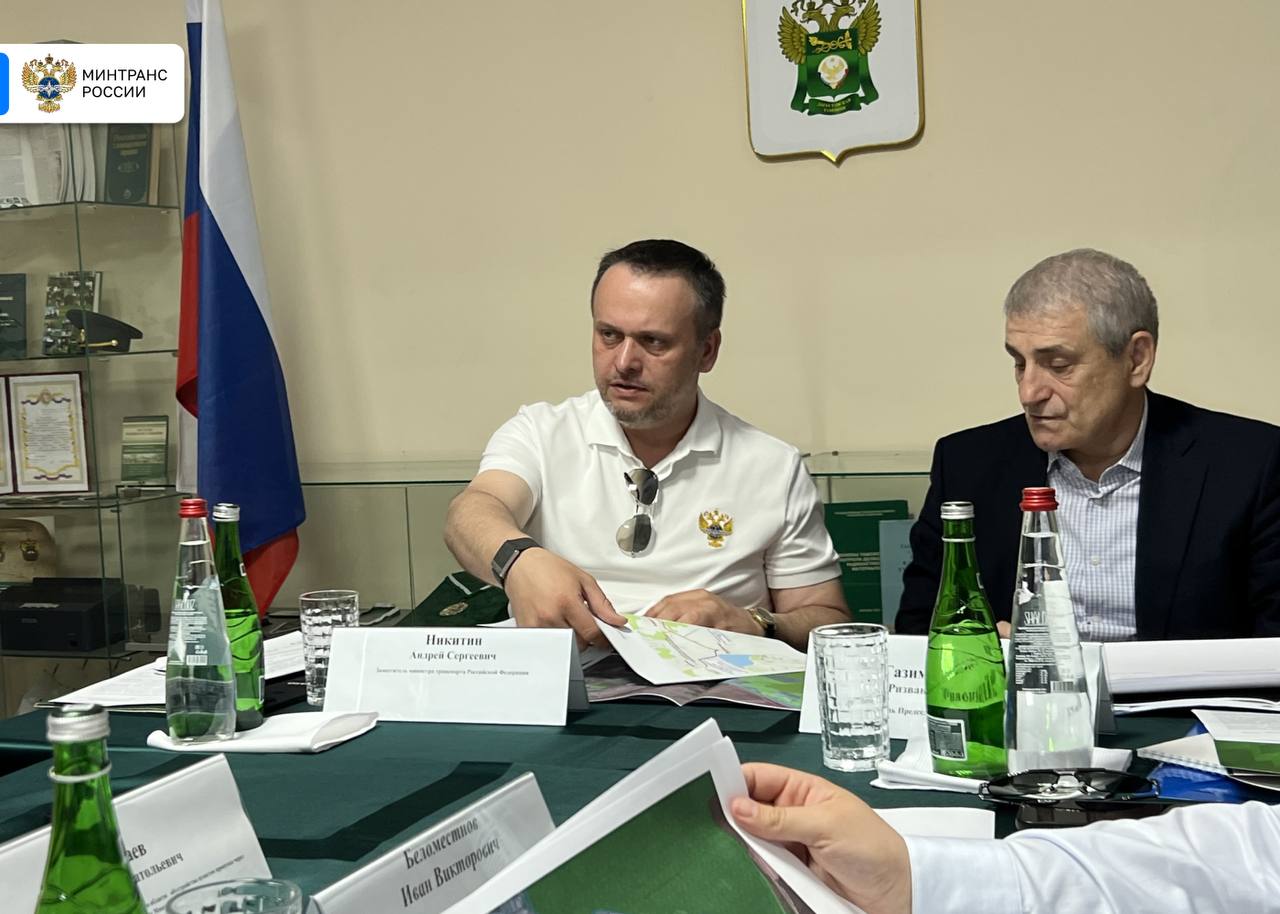 Первый в России интеллектуальный пункт пропуска создается на Кавказе С ходом работ ознакомился заместитель министра транспорта РФ Андрей Никитин. Пункт пропуска Тагиркент-Казмаляр расположен на границе с Азербайджаном, через него проходит международный транспортный коридор «Север-Юг». Ежедневно здесь проезжает в среднем 230 грузовиков. Команда Минтранса в ходе рабочей поездки в регион обсудила перспективы роста пропускной способности. Пункт будет модернизирован по нацпроекту «Эффективная транспортная система»: его пропускная способность увеличится почти в 12 раз и составит 2 360 транспортных средств в сутки, а количество полос движения вырастет с 6 до 20. По поручению Президента работаем и над сокращением времени прохождения границы для грузовых авто до 10 минут. Для этого в Тагиркент-Казмаляре сейчас тестируют функции интеллектуального пункта пропуска. В режиме онлайн отслеживается ситуация «на земле», заблаговременно собираются данные о транспортных средствах и грузах. Затем информация передается в таможню, пограничникам и другие госорганы, чтобы они могли заранее оценить степень риска у груза, назначить дополнительные контрольные операции. Если все хорошо, грузовик проезжает границу без дополнительного контроля, нет - отправляется на расширенный досмотр. #граница #этс Написать нам