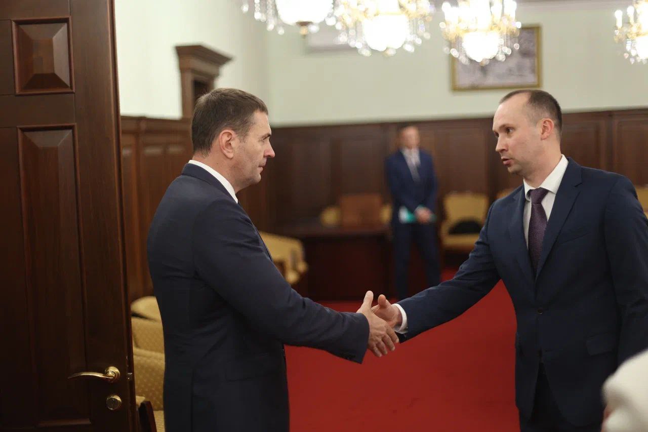 Геннадий Магазинов провел рабочую встречу с губернатором Хабаровского края Дмитрием Демешиным.  ℹ В рамках встречи участники обсудили результаты совместной работы Правительства Хабаровского края и ведомства, а также перспективные направления сотрудничества. Среди них — тарифное регулирование, соблюдение антимонопольного законодательства и реализация мероприятий по развитию конкуренции.   Кроме того, на встрече глава региона и заместитель руководителя службы рассмотрели вопросы в сфере госзакупок, тарифного регулирования, текущую ситуацию на социально значимых товарных рынках, включая продовольствие и лекарственные препараты.    Встреча заместителя главы службы и губернатора Хабаровского края состоялась в преддверии регионального семинара-совещания территориальных органов ФАС в Дальневосточном федеральном округе.