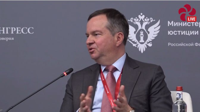 Минфин власти согласовали проект указа об ограничении вывоза золота за границу Министерство финансов готовится ограничить вывоз золотых слитков гражданами из страны соответствующий указ согласован с заинтересованными ведомствами передал Интерфакс со ссылкой на замминистра финансов Алексея Моисеева Он ждет что ограничение вступит в силу оперативно Вывоз будет ограничен массой 100 гр уточнил Моисеев   Читайте подробнее на сайте fm invest