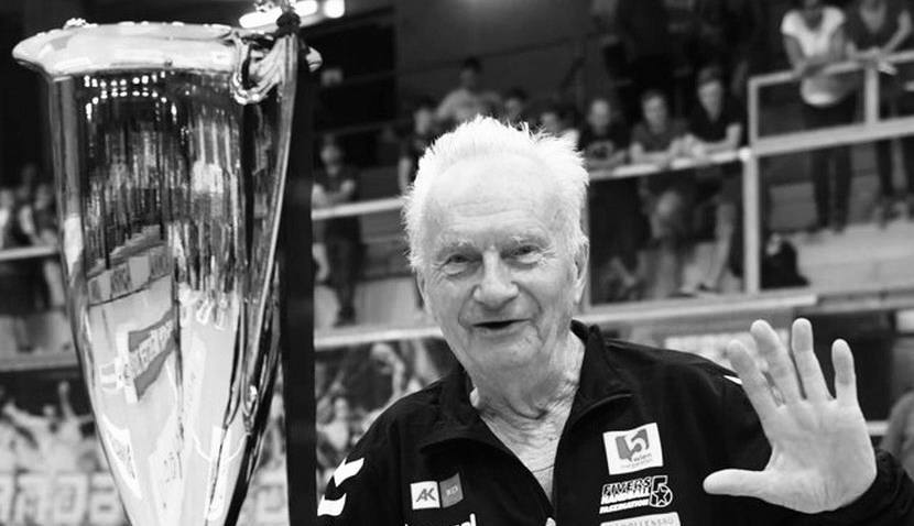 Умер двукратный олимпийский чемпион по гандболу Анатолий Евтушенко Специалист скончался 6 января в возрасте 91 года Евтушенко тренировал мужскую сборную СССР по гандболу на протяжении 20 лет Под его руководством команда побеждала на Олимпийских играх в Монреале 1976 и Сеуле 1988 а также становилась серебряным призером Олимпиады 1980 года в Москве Подписывайтесь на РИА Новости Спорт в MAX