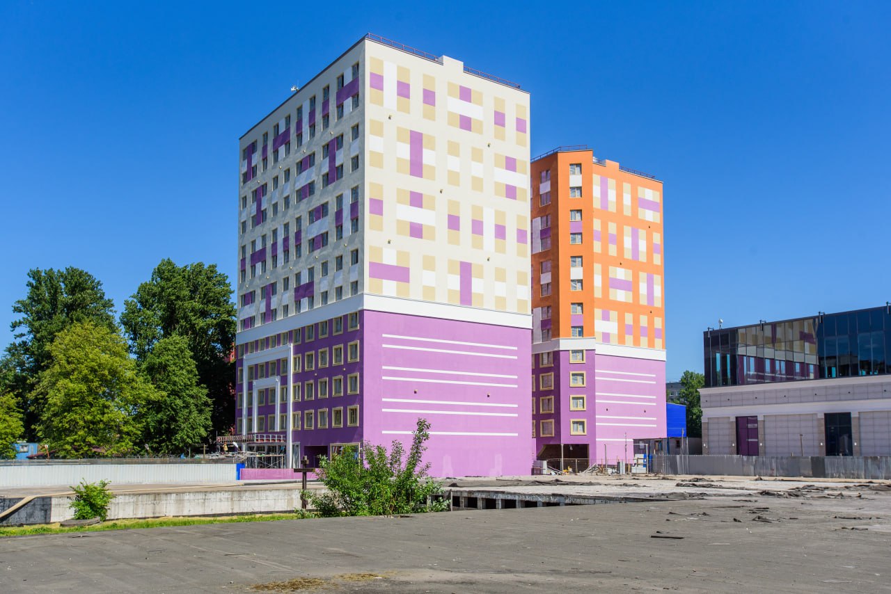 Продажи новостроек в Петербурге и Ленобласти резко выросли  По данным Dataflat. ru, в июле 2025 года в Петербурге количество проданных квартир и апартаментов по договорам долевого участия  ДДУ  увеличилось по сравнению с июнем на 26% и достигло 2,8 тыс. единиц, а общая площадь продаж выросла на 25% и составила 110,7 тыс. м2. Средняя цена квартиры без скидок снизилась на 1%, до 11,1 млн рублей.   В Ленобласти количество проданных квартир и апартаментов увеличилось на 16%, до 1,47 тыс. единиц, а общая площадь продаж выросла на 15%, до 62,5 тыс. м2. При этом средняя цена квартиры снизилась на 4%, до 7,2 млн рублей, а цена "квадрата" стала ниже на 3%, составив 168,9 тыс. рублей.    Сергей Ермохин / "ДП"