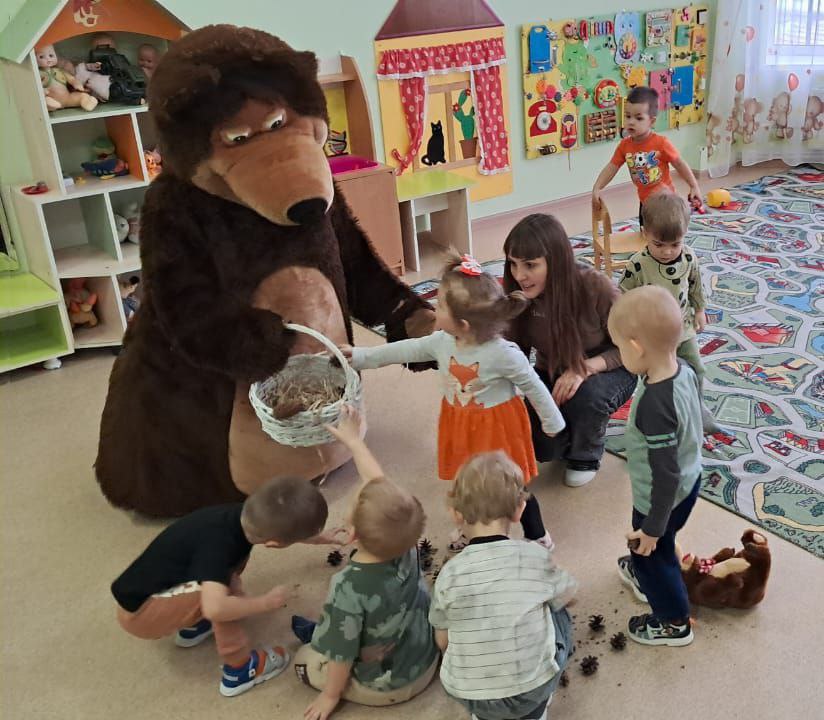 13 декабря день когда во многих регионах России отмечается праздник посвященный медведю Для детей младшей группы Пчёлки МКОУ Отрадненская СШ им Д И Воронина этот день стал поистине запоминающимся Ребята узнали множество интересных фактов о медведях вспоминали известные сказки в которых упоминается медведь И неожиданным сюрпризом для дошколят было появление самого медведя Мишка с удовольствием играл с детьми в подвижные игры У медведя во бору Собери мёд и Берлога Не обошлось без танцев все вместе они исполнили Весёлых медвежат изображая медведей и выполняя веселые упражнения под мелодию из любимого мультфильма В завершение дня под руководством Мишки и воспитателей ребята сздали аппликацию Зимний сон Потапыча День прошёл весело и интересно наполненный смехом и радостью Когда пришло время Мишке возвращаться в лес дети долго не отпускали его Они подарили своему новому другу мёд и малиновое варенье а весной снова пригласили в гости