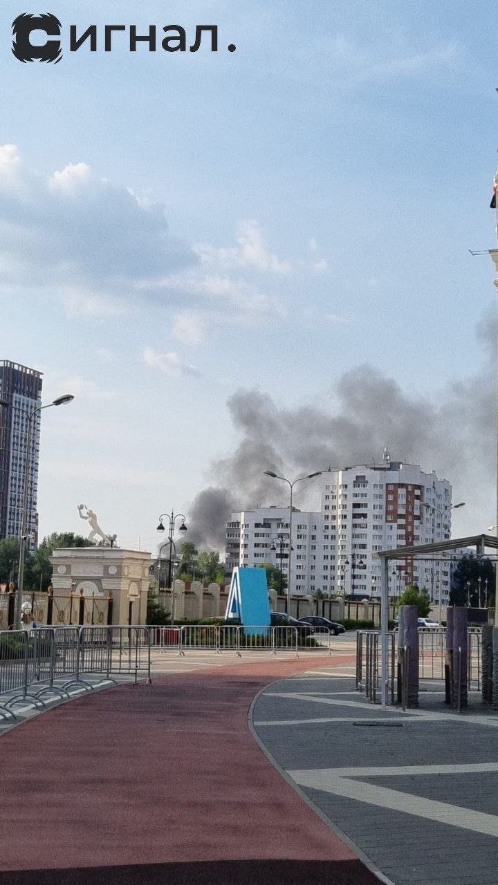 Пожар в Екатеринбурге: Горят гаражи и автомобили на улице Кондратьева. Возможная связь с операцией СБУ? Сегодня, 10 июня 2025, в 17:57 в Заречном микрорайоне вспыхнул пожар: горят 3 гаража и 6 машин на 50 м². На месте — 17 пожарных и 6 единиц техники. Дым виден по всему городу! Очевидцы: пожилой мужчина поджигал грузовики на территории «Автотрансбизнеса», крича про «украинские дроны». Возможно, это связано с операцией СБУ «Паутина» 1 июня 2025 , когда дроны атаковали военные аэродромы РФ. Пока неясно, был ли инцидент в Екатеринбурге спланированным актом или спонтанной реакцией. Следственные органы выясняют мотивы подозреваемого и возможную связь с более широким контекстом. МЧС Свердловской области призывает жителей избегать района пожара и соблюдать осторожность. Мы продолжаем следить за развитием событий!