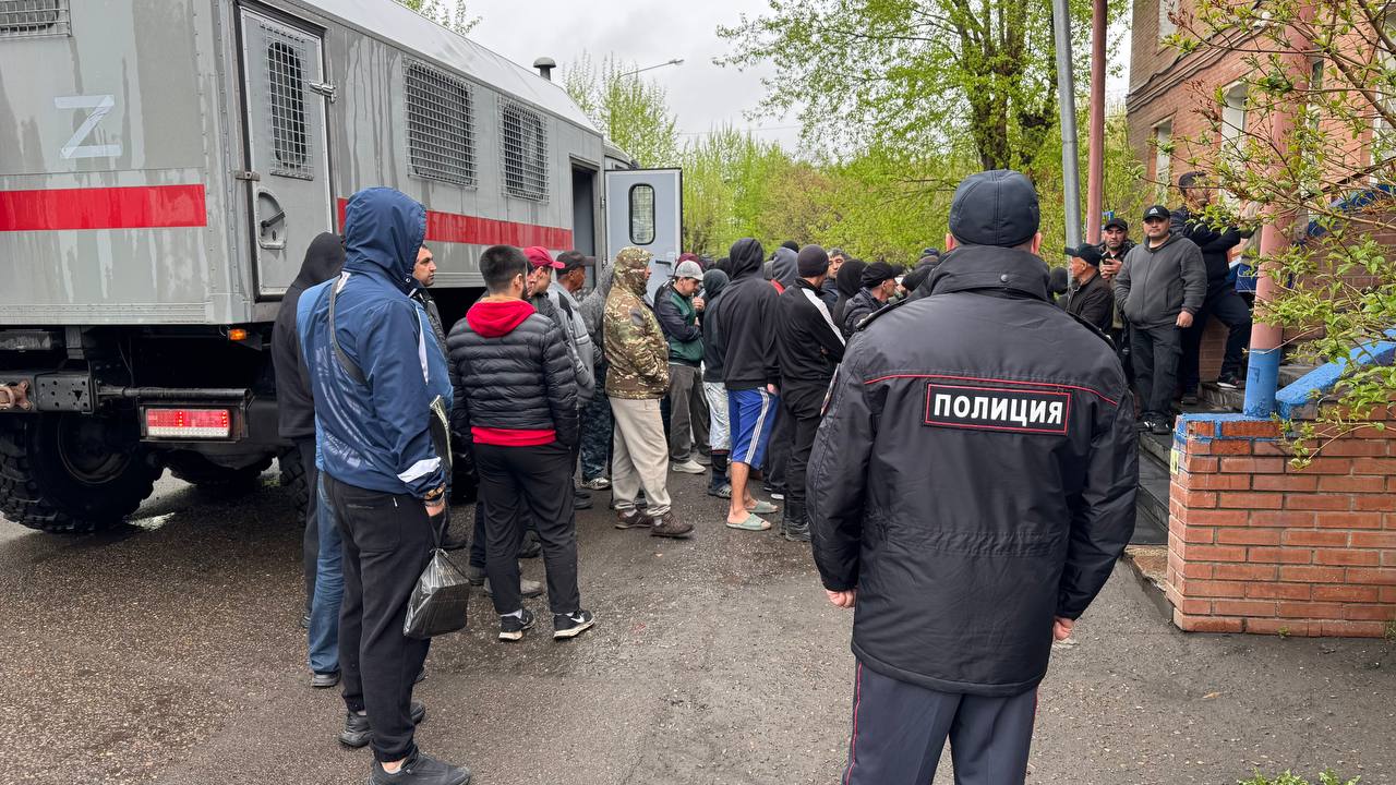 Снятие табу с иммиграции позволит решить демографический кризис в России — ВЦИОМ Решить проблему с убылью населения в России можно, не только увеличив продолжительность жизни и повысив рождаемость, но и сняв ограничения для мигрантов, заявил РИА Новости гендиректор государственного аналитического центра ВЦИОМ Валерий Фёдоров. «Демография имеет два ключевых понятия: первое — это продолжительность жизни, второе — это число рождений. Есть еще третий параметр, но он сегодня, так сказать, под запретом находится общественным, речь об иммиграции. Не хочет наше общество, чтобы этот приток увеличивался», — сказал Фёдоров. Россия переживает «демографическую осень», после которой не исключено наступление «зимы», отметил Фёдоров. Рейды на мигрантов в регионах России резко участились за последние годы. Силовики не только ищут нелегальных рабочих, но и проверяют их постановку на воинский учёт, многие получают повестки в армию. Подписаться Прислать новость Помочь бустами