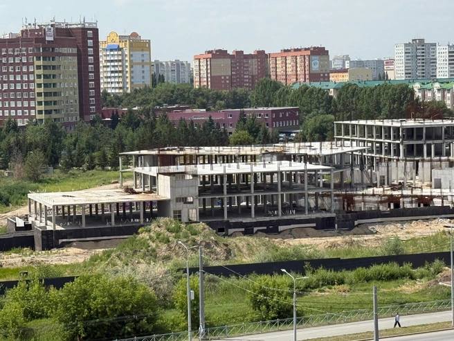 В Омской области ищут подрядчика, который достроит детский инфекционный стационар на 300 коек на улице Перелета.   Максимальная начальная цена контракта — 4 миллиарда 361 миллион 274 тысячи рублей.   Больницу нужно достроить до октября 2027 года. Общая площадь стационара — 33 тысячи м2.   Подрядчик должен завершить тепловой контур объекта, выполнить монтаж инженерных сетей, сделать отделку внутренних помещений больницы, монтировать фасад.   На все работы он должен дать 5-летнюю гарантию.  По данным сайта госзакупок  ⏹